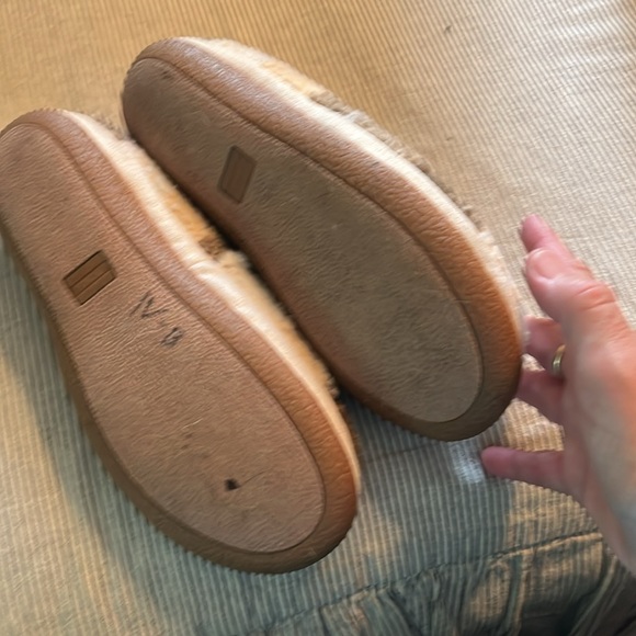 Size 11 Tom’s fuzzy house shoes - Picture 4 of 5